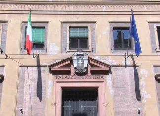 A CAMPOGALLIANO, CHIUSE LE INDAGINI PER LA MAESTRA CHE HA LEGATO BIMBO AL BANCO