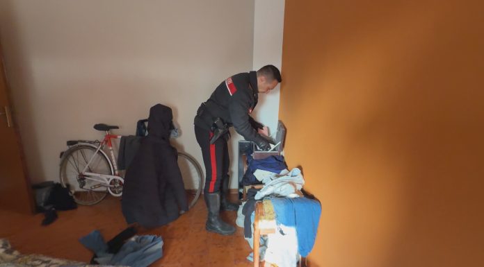 STABILE OCCUPATO, SGOMBERATE 13 PERSONE IN VIA REPUBBLICA DI MONTEFIORINO