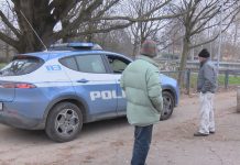 PARCO XXII APRILE, PENSIONATO PRESO A BASTONATE MENTRE GIOCA A CARTE