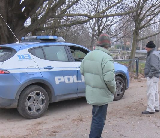 PARCO XXII APRILE, PENSIONATO PRESO A BASTONATE MENTRE GIOCA A CARTE