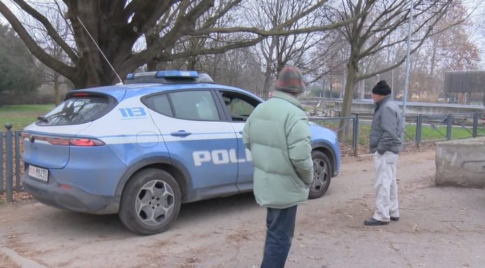 PARCO XXII APRILE, PENSIONATO PRESO A BASTONATE MENTRE GIOCA A CARTE