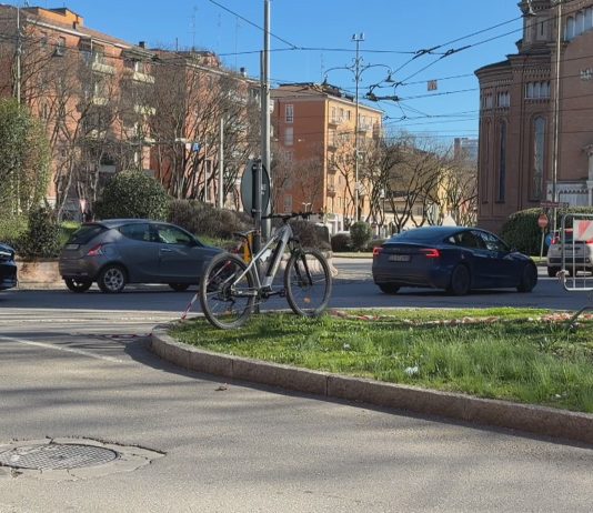 PIAZZA NATALE BRUNI, SCONTRO TRA AUTO E BICI: UN FERITO