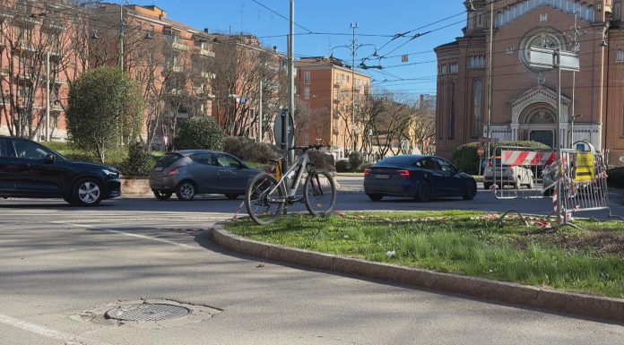 PIAZZA NATALE BRUNI, SCONTRO TRA AUTO E BICI: UN FERITO