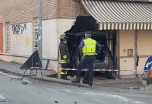 IN STRADA MORANE, SCHIANTO TRA AUTO: UNA FINISCE DENTRO UN NEGOZIO