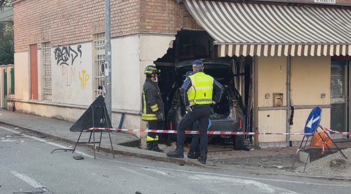 IN STRADA MORANE, SCHIANTO TRA AUTO: UNA FINISCE DENTRO UN NEGOZIO