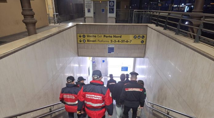 MODENA: CONTROLLI A TAPPETO IN CENTRO. CARABINIERI IN AZIONE TRA VIOLAZIONE DI FOGLI DI VIA, ARMI BIANCHE E STUPEFACENTI