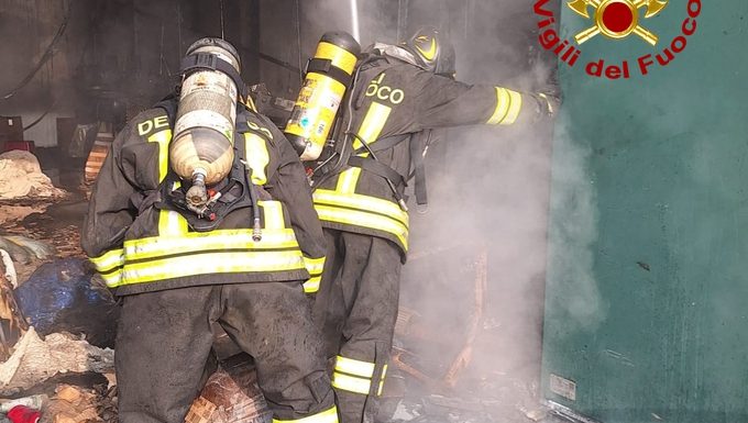 INCENDIO IN UNA MAGLIERIA: CAUSE AL VAGLIO DELLE AUTORITA’