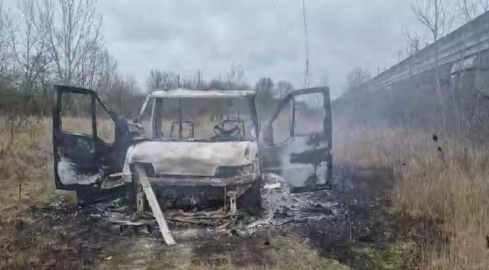 ZONA ALBARETO, FURGONE DISTRUTTO DALLE FIAMME: SOSPETTO DOLO