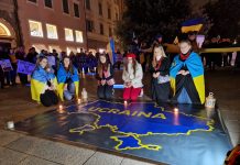 PIAZZA MAZZINI, SIT-IN PER L’UCRAINA: “VOGLIAMO UNA PACE GIUSTA”