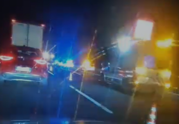 CAMION DI MAIALI SI RIBALTA, TRAFFICO IN TILT IN AUTOSTRADA