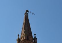 SPILAMBERTO, A RISCHIO LA CROCE DEL CAMPANILE. CHIUSO IL CENTRO