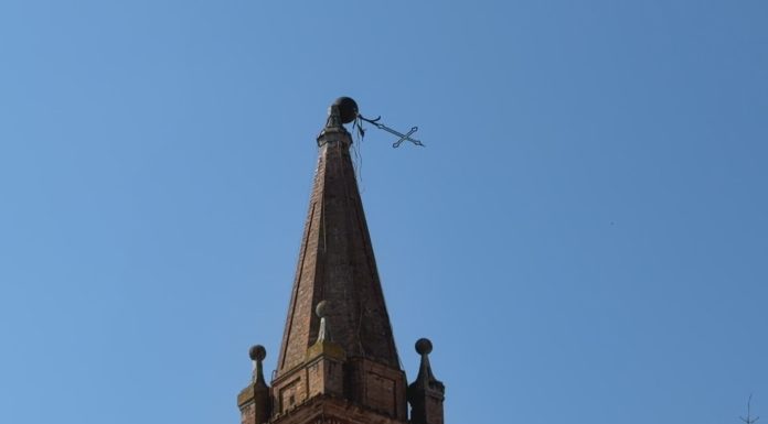 SPILAMBERTO, A RISCHIO LA CROCE DEL CAMPANILE. CHIUSO IL CENTRO