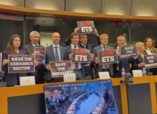 CRISI ENERGETICA, L’ALLARME DELLA CERAMICA: RISCHIAMO DI SCOMPARIRE