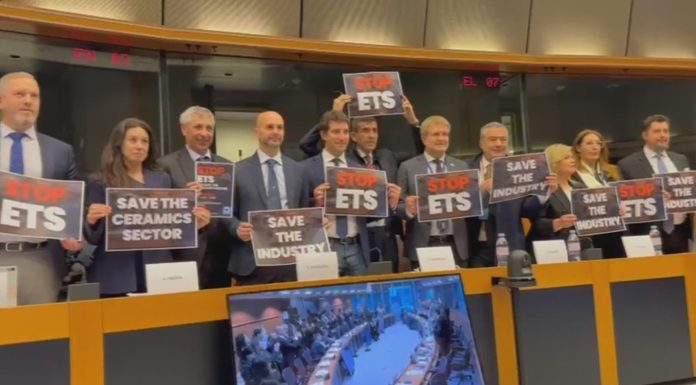 CRISI ENERGETICA, L’ALLARME DELLA CERAMICA: RISCHIAMO DI SCOMPARIRE