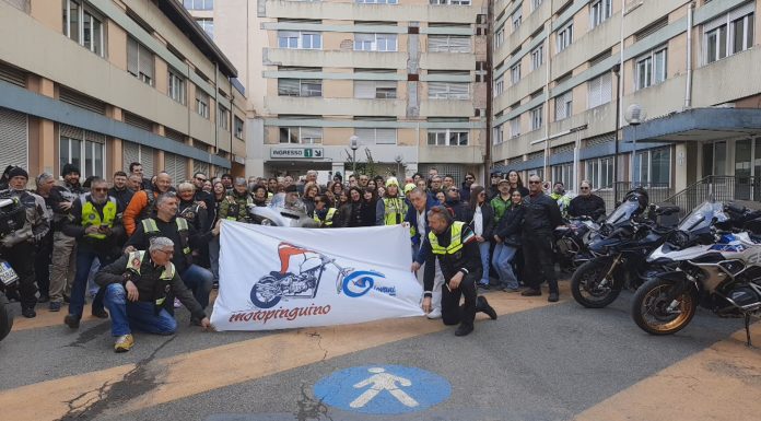 AL POLICLINICO, MOTOPINGUINO PORTA SORRISI E UOVA AI PICCOLI PAZIENTI