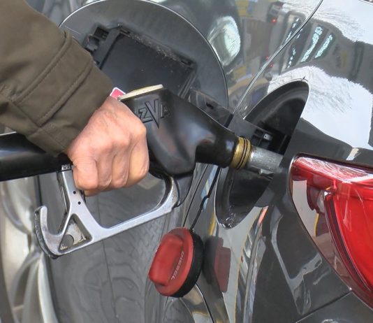 STANGATA ALLA POMPA, CON LA GUERRA PREZZI SU NEL 90% DEI DISTRIBUTORI