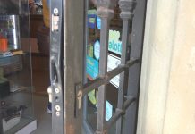 A BAGGIOVARA, SFONDANO L’INGRESSO DELLA TABACCHERIA CON IL PICCONE