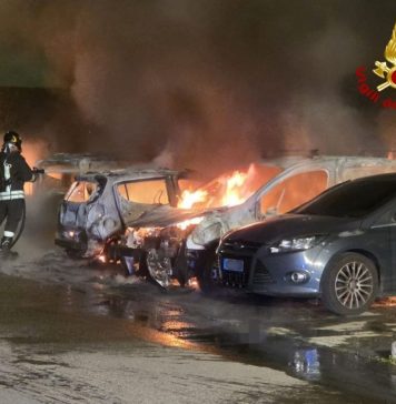 FORMIGINE, AUTO A FUOCO IN VIA VILLA EMMA