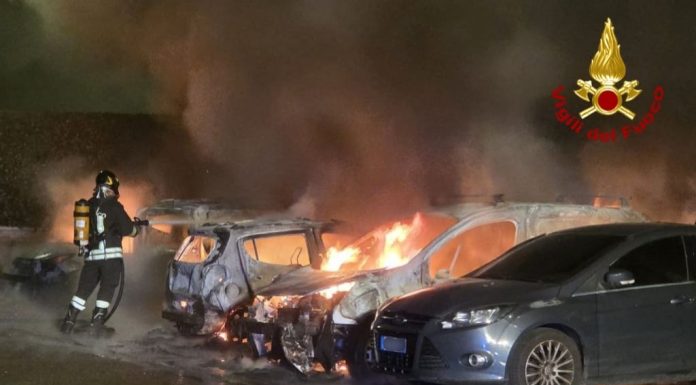 FORMIGINE, AUTO A FUOCO IN VIA VILLA EMMA