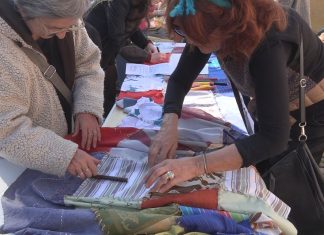 UN TAPPETO DI PACE, AGO E FILO PER DIRE NO ALLA GUERRA