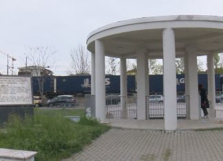 EX BENFRA, I CANCELLI NON FERMANO I BIVACCHI. AREA DI NUOVO TRA DEGRADO E INSICUREZZA