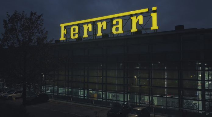 FERRARI, ACCELERA SU ELETTRIFICAZIONE: APPROVATO IL BILANCIO 2025
