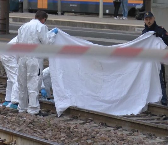 TRAGEDIA IN STAZIONE, INVESTITA UNA DONNA CHE ATTRAVERSAVA I BINARI