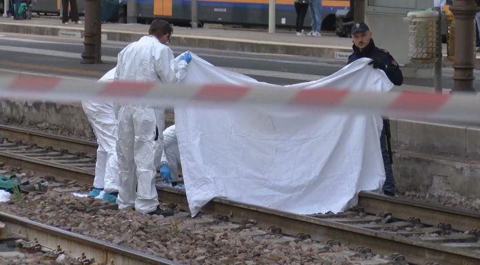 TRAGEDIA IN STAZIONE, INVESTITA UNA DONNA CHE ATTRAVERSAVA I BINARI