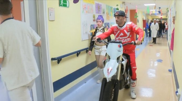 IN MOTO IN CORSIA, IL PILOTA MAX BIANCONCINI IN PEDIATRIA ALL’OSPEDALE DI SASSUOLO