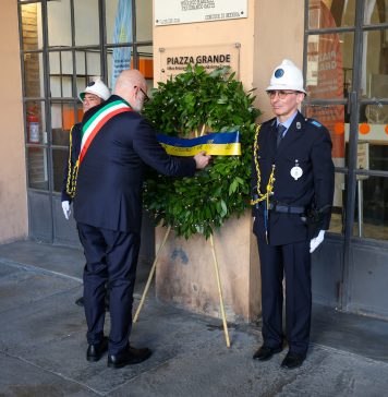 ECCIDIO DI PIAZZA GRANDE, UNA CORONA DI FIORI IN MEMORIA DELLE VITTIME
