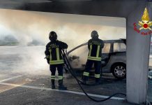 AUTO IN FIAMME VICINO AL CASELLO MODENA SUD, NESSUN FERITO