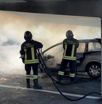 AUTO IN FIAMME VICINO AL CASELLO MODENA SUD, NESSUN FERITO